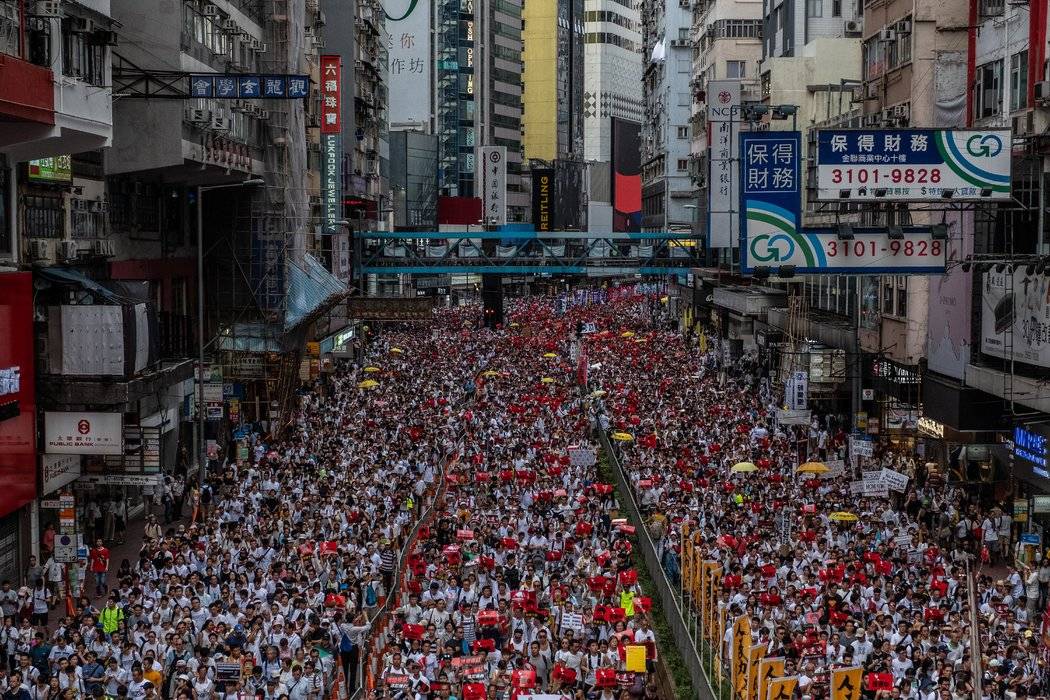 共产党不是同胞而是敌人，香港人是同胞不是敌人