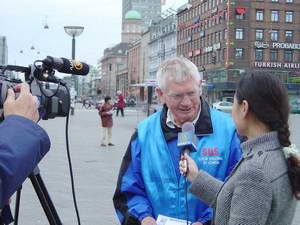 丹麦老人等法轮功整整等了六十五年